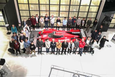 マツダ RT24-P：画像中央に展示されているプロトタイプレーシングカー。北米のIMSAシリーズなどで活躍し、圧倒的な存在感を放っている