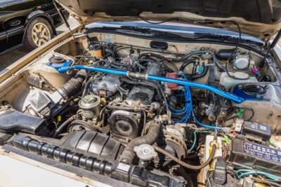 トヨタ ソアラ：搭載される1G-EU型直列6気筒SOHC2.0Lエンジン。最高出力125ps・最大トルク17.5kgmを発生し、5速MTまたは4速ATと組み合わせられた