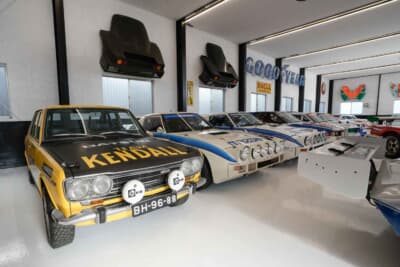 グループ1時代の日産「ブルーバード」は、オランダで見つかったサファリラリー用のマシン。並ぶ2台のマツダ「RX-7」はグループBのワークスラリーカーだ。奥に見えるのは、國江氏がシリーズ戦へ参戦するために同スペックで製作したレプリカである