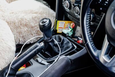 マツダ アテンザ：MT仕様のため、AT限定免許の制限を解除する「限定解除」を取得してハンドルを握る