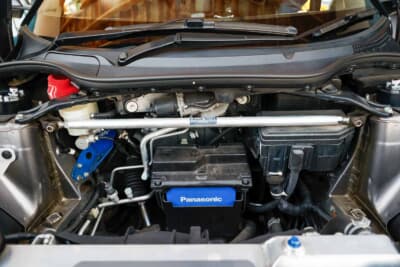 ホンダ S660：バッテリーは重量の前後バランスを考えて純正サイズ。バックヤードスペシャルのストラットタワーバーでフロントの剛性も確保する
