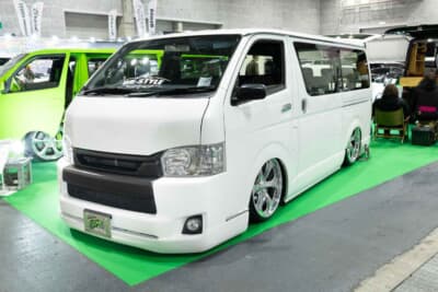 トヨタ ハイエース：隣のミドリ号との大きな違いは、フロント20インチ、リア22インチという「前後異径履きの着地仕様」な点だ