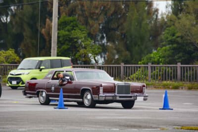 恩納村にある大型スポーツ施設「赤間総合運動公園」にて行われたP.C.競技で奮闘する、1979年式リンカーン タウンカーのコンビである