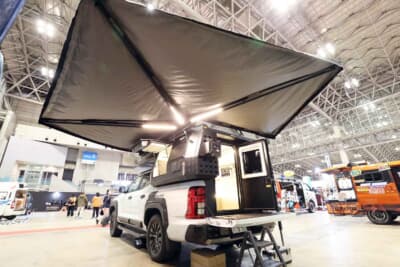 三菱 トライトン：アウトドアマンを魅了する架装機能として、270度の展開が可能なオプションのオーニングも用意されている