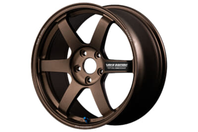 TE37 SAGA S-plus 30th ブロンズ(アルマイト)(BR)：30周年記念モデルのすべてに、限定ステッカーが同梱されるのも特典。カーボン調のあしらいをベースにボルクレーシングのロゴと記念モデルネームが描かれたボックスステッカー。オリジナルにはない特別な装いだ