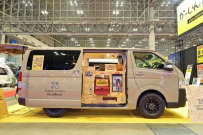 トヨタ ハイエース：野外でのDIYや自転車いじり、メンテナンスなど、アイデア次第で思うがままに活用できるシステムラックを搭載している