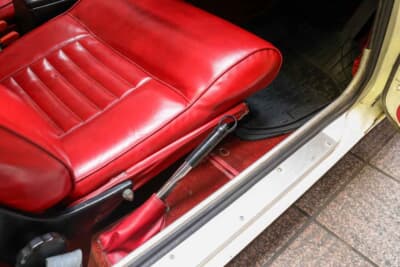 ボルボ P1800E：サイドブレーキのレバーは右側に配置されている。そのため、無意識に左手で探してしまうクセには要注意だ