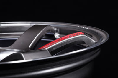 TE37 SAGA SL待望の20インチ。R35は純正がフロント20×9.5＋45、リアが20×10.5＋25となるためそこへの対応は万全。Tスペックやニスモのフロント用、フロントフェンダーワイド化を前提にしたチューナーサイズ、11.0Jや12.0Jまで幅広く網羅されている