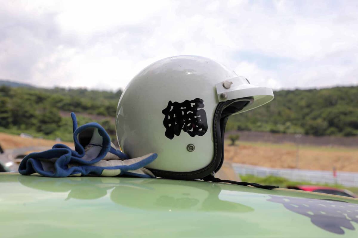 マツダ サバンナ RX-3：ジェットヘルメットに描く鰯(いわし)の文字が印象的だ