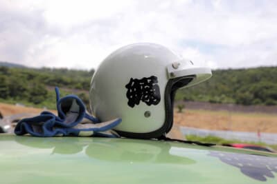 マツダ サバンナ RX-3:ジェットヘルメットに描く鰯(いわし)の文字が印象的だ