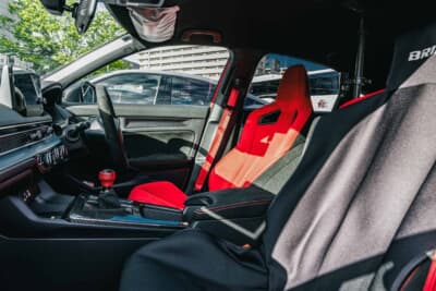 ホンダ シビック タイプR：包み込むような形状のバケットシートはサーキット走行を想定した設計ながら、日常使いでも高いホールド感を発揮する