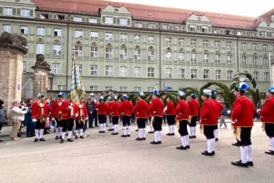 平日の午前中に遭遇したのでギャラリーが少な目で間近で観ることができましたが、週末には見学者が多過ぎて見えません
