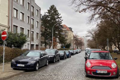 夜は空きスペースを見付けるのが難しい