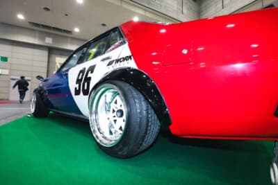 三菱 ギャランΣ：S30フェアレディZ用チンスポイラー、セミワークスオーバーフェンダー、3分割ウイングをセットしている。