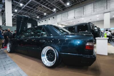 メルセデス・ベンツ 500E：サスペンションも大幅に見直された。フロントはエナペタル製ショック、リアはカーベーV3ショックを採用し、いずれも直巻きバネではなくエアサス（エアサスペンション）仕様とした。乗り心地とフォルムの両立を図るための選択だ