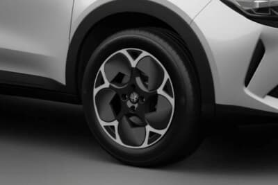 アルファロメオJUNIOR Ibrida Edizione Bianco：現代的なモダンなデザインとアルファロメオ伝統の5ホールデザインを組み合わせた専用アロイホイール