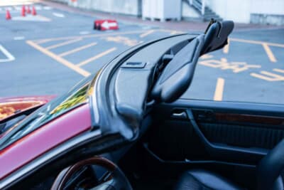 メルセデス・ベンツ E320カブリオレ：オープンカーの弱点であるゴム類（ ウェザーストリップ ）も弾力を保っている