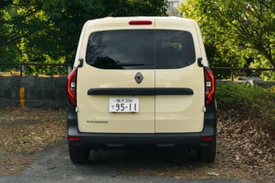 背の高いミニバンでは跳ね上げ式バックドアの開閉が大変なケースもあるが、ダブルバックドアなら片側だけ小さく開けることもできる