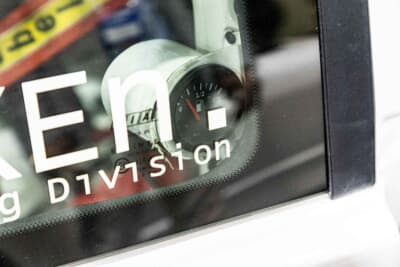 フィアット プント Gr.A KITCAR Team Grifone：燃料計（VDO製）は、実用性重視で後付けしたもの。Bピラー後方の窓に向けてセットしている