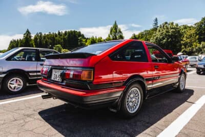 トヨタ AE86 カローラレビン：赤系のペイントはクリア塗装が劣化しやすいが、このクルマには色褪せはもちろん、クリア剥げなどのダメージも一切ない