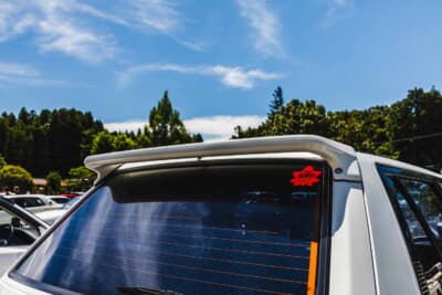 トヨタ EP71 スターレットターボ：ちなみにターボモデルは、フォグランプを埋め込んだエアロバンパーやボンネットのエアインテーク、リアスポイラーなどのほか、グリル内のturboエンブレム、シートバックやステアリングに刻まれたturboの文字などで識別できる