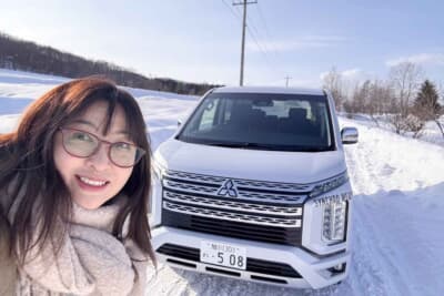 三菱 デリカD:5： 北海道のパウダースノーのなかでおこなわれた「シンクロウェザー」の試乗シーン。圧雪路面でもスッと発進でき安心だ