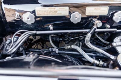 129万9500ユーロ(邦貨換算約約2億3780万円)で落札されたメルセデス ベンツ「300 SL」(C)Bonhams