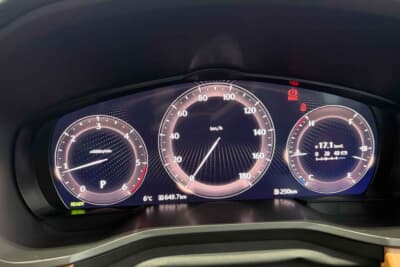 マツダ CX-60：視認性の高いフル液晶メーター。ビギナーや中高年にもありがたい配慮だ