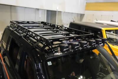 無骨なルーフラックはフェイスキットとの相性も抜群だ