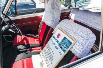 スズキ フロンテ：シートに装着されたレースカバーに気品が漂う