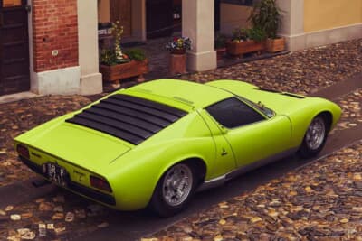 ランボルギーニ P400Sミウラ： リアウインドウの代わりに設けられたルーバー。エンジンの熱を逃がすための機能的なパーツだが、美しい後姿を決定づける造形美としても高く評価されている