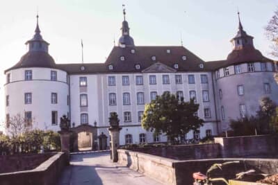 ホーエンローエ＝ランゲンブルク家の居城であるランゲンブルク城。要塞としての「ブルク」の名のとおり、堅牢な石造りの外観を持ちながら、内部は領主の住居としての美しい宮殿の顔を併せ持っている