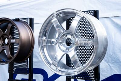 2025年にTE37 SAGA S-plusへ追加された新色「A.S.T. クリスタルバフ」。アルミ鍛造ならではの圧倒的な透明感と深い輝きが楽しめる美しいフィニッシュだ