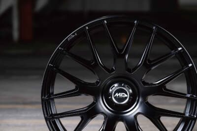 MID EXCLUSIVE 029M：2×9メッシュというスポーク密度と適度にエッジーな造形は、高級車の足元に必要な安定感と洗練度にこだわった造形。品格重視な意匠だ