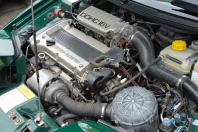 ロータス エラン：ボンネットのなかに収まるのは、いすゞ製の1.6L直列4気筒DOHC。ロータスが独自チューンを施した