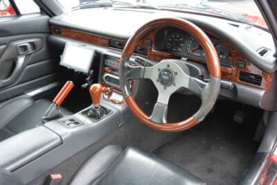 スズキ カプチーノ:ウッド調パーツが奢られたインテリア。機能的なデザインのなかに、温かみとクラシカルな雰囲気を醸し出す