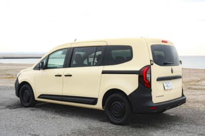 ルノー グランカングー クレール：日本専用開発の観音開きダブルバックドア。省スペースでの開閉が可能で、ライバルよりも優れた実用性を誇る特別装備だ