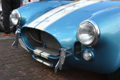 コブラ427：獲物を狙う蛇のように獰猛なフロントマスク。丸型ヘッドライトと大口を開けたグリルが強烈な個性を放っている