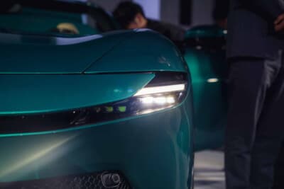 フェラーリ アマルフィ スパイダー：ヘッドライトがシャープになっても、その独特な存在感は健在だ