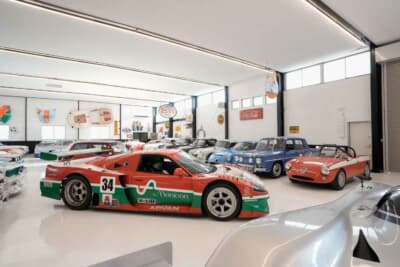 2代目トヨタ「MR2」をベースに、トヨタ系レーシングチーム「SARD」がル・マンへ参加した「MC8R」のほか、貴重なレーシングカーが多数収納されている