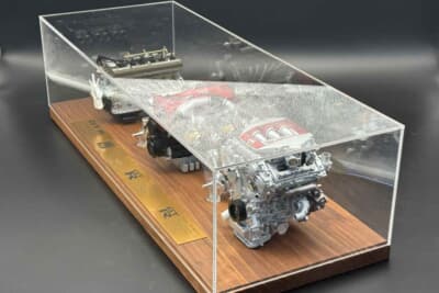 ディスプレイサイズは幅600mm、奥行き220mm、全高170mmと、日下エンジニアリング史上最大。写真の高級アクリルケースも付属する