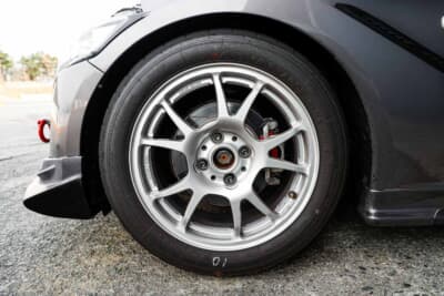 ホンダ S660：ホイールは鍛造で軽量なTWS製。タイヤはアドバンA052だ。ブレーキキャリパーは純正だがローターは前後ともスリット入りに変更されている