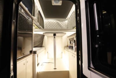 三菱 トライトン：後方の扉からキャビン内に入ると、4名が座れるゆったりとした対面式テーブルとベンチシートが出現する