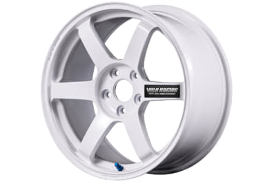 TE37 SAGA S-plus 30th ホワイト（WH）：30周年記念モデルのすべてに、限定ステッカーが同梱されるのも特典。カーボン調のあしらいをベースにボルクレーシングのロゴと記念モデルネームが描かれたボックスステッカー。オリジナルにはない特別な装いだ