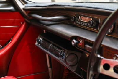 ボルボ P1800E：旧車では珍しく、後付けのエアコンもしっかりと装備されている。夏のドライブも快適にこなせる希少な個体だ