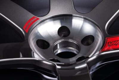 TE37 SAGA SL待望の20インチ。R35は純正がフロント20×9.5＋45、リアが20×10.5＋25となるためそこへの対応は万全。Tスペックやニスモのフロント用、フロントフェンダーワイド化を前提にしたチューナーサイズ、11.0Jや12.0Jまで幅広く網羅されている