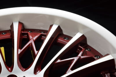 【WEDS】ペイントホワイトリム＋クラシカルピアスボルト：リムとピアスボルトの組み合わせでこうも変わる！リムやピアスボルトも組み合わせによっては激変する。ゴールドピアスは主張感強めだし、クラシカルは控えめ。リムは色によってディスクを引き立てたり、引き締めたりと見え方が大きく変わってくる