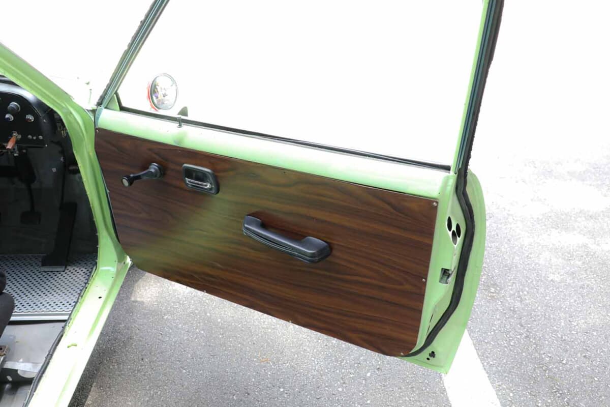 マツダ サバンナ RX-3：ドアの内張りは昭和車な雰囲気を漂わすウッドパネルになっていた