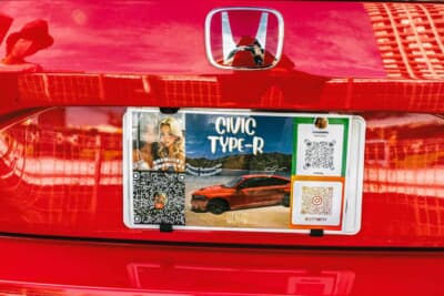ホンダ シビック タイプR：ナンバープレートカバーには彼女のYoutubeチャンネルやSNSのQRコードが記載されていた。精力的な活動の証だ