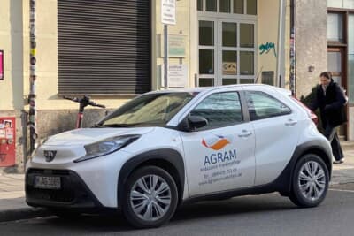 ミュンヘン市内の縦列駐車 営業車にも多く利用されるアイゴ 